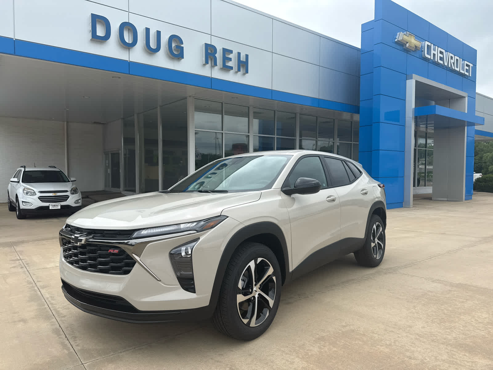 2026 Chevrolet Trax 1RS in White Sands — front three-quarter view